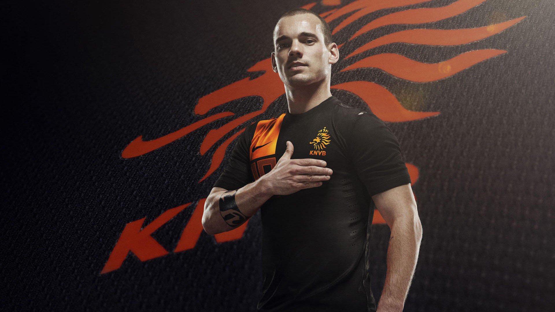 蓝黑军团鏖战绿茵，战术博弈与意志较量铸就经典对决