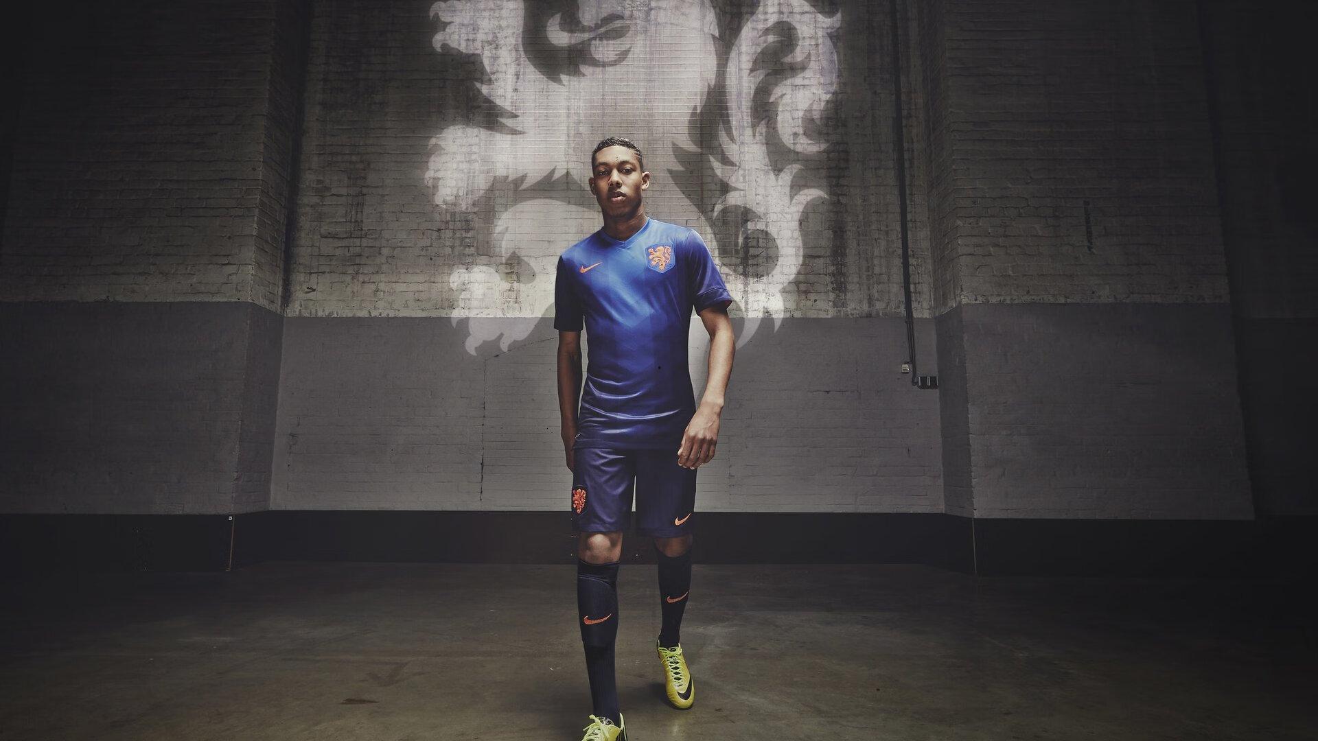 VAR音频揭秘琼阿梅尼争议手球，手臂下垂非点球，关键机位缺失引发技术反思